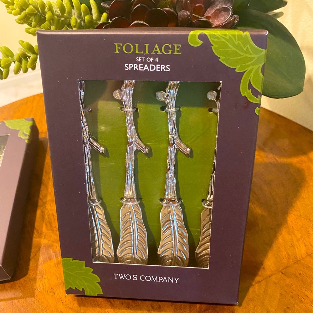 Set of four spreading knives by Two’s Company